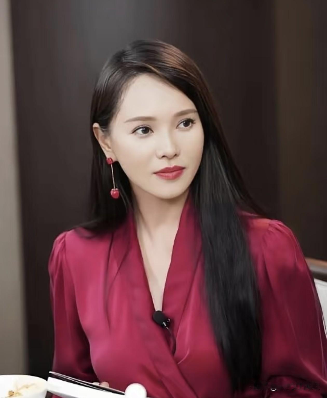 一直觉得伊能静三观比较良善和正，针对四岁孩童摸臀事件，她提出几点，首先成年人应有
