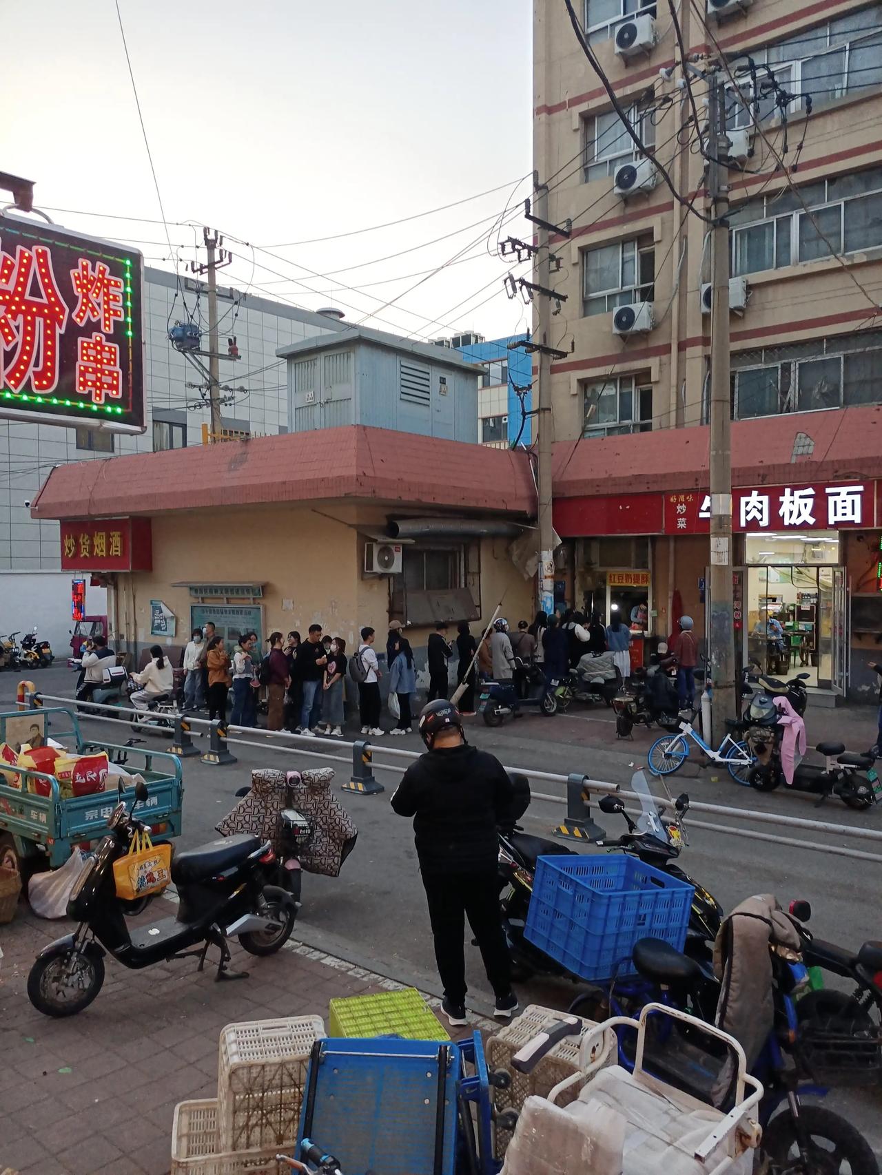 济南西市场最火的两家门店
一家是红豆奶提酥
一家是鸭肚饼
每天都很多人排队
我是