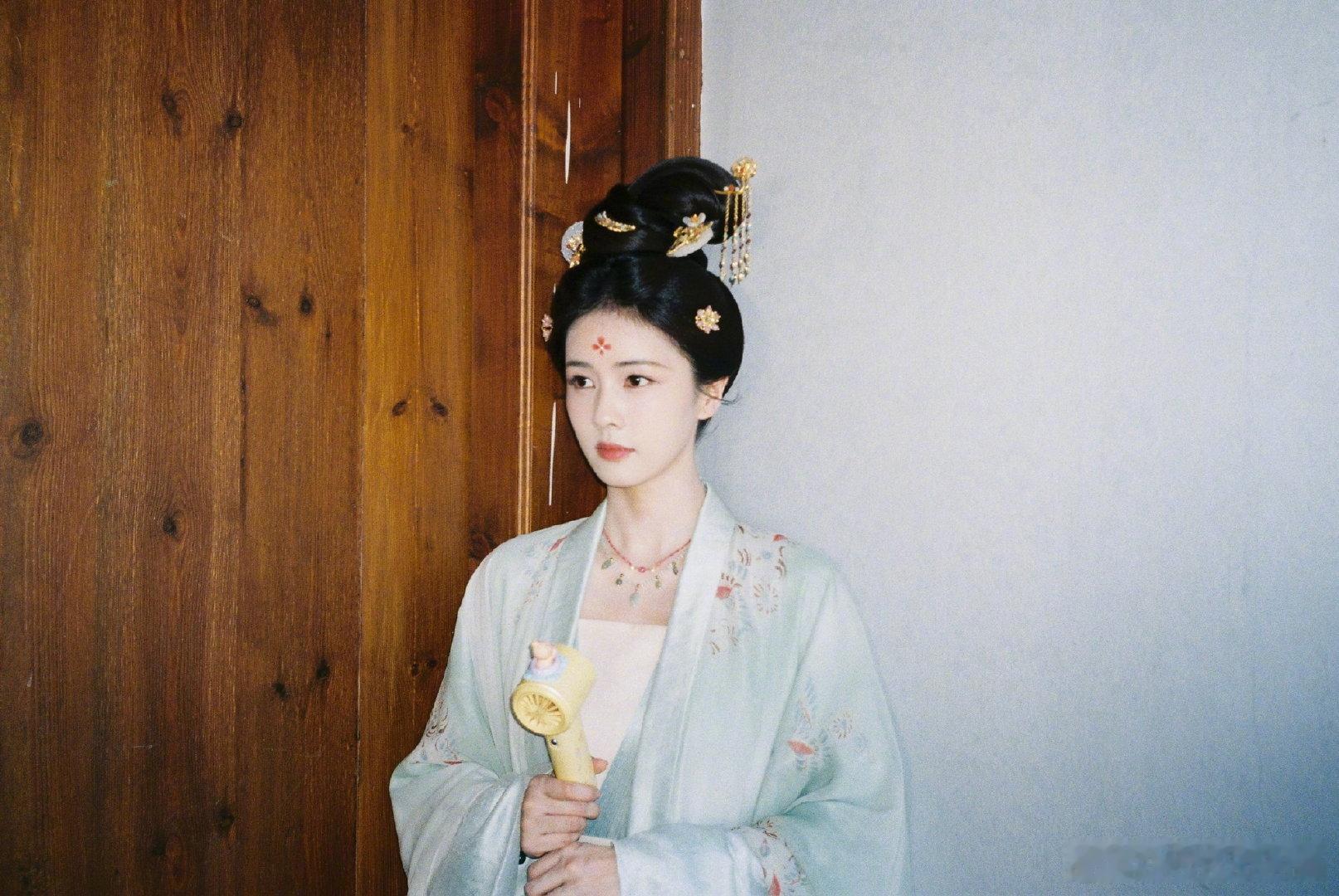 白鹿林沐然莫离这段路透播了白鹿林沐然莫离这段路透终于播了白鹿跑男上班 熬了这么久