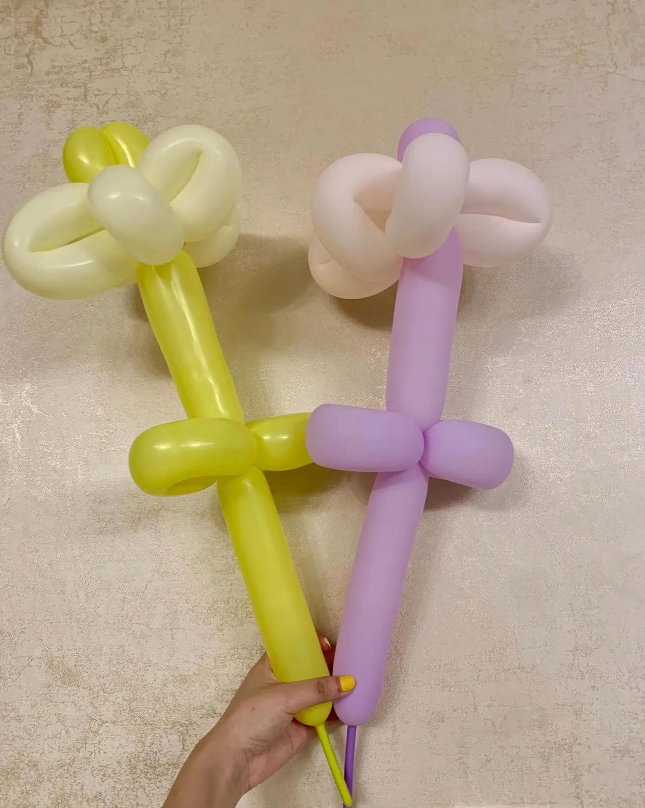 今天六一幼儿园有节目，老师昨天才通知让小朋友带点玩具来，参加跳蚤市场活动。

想