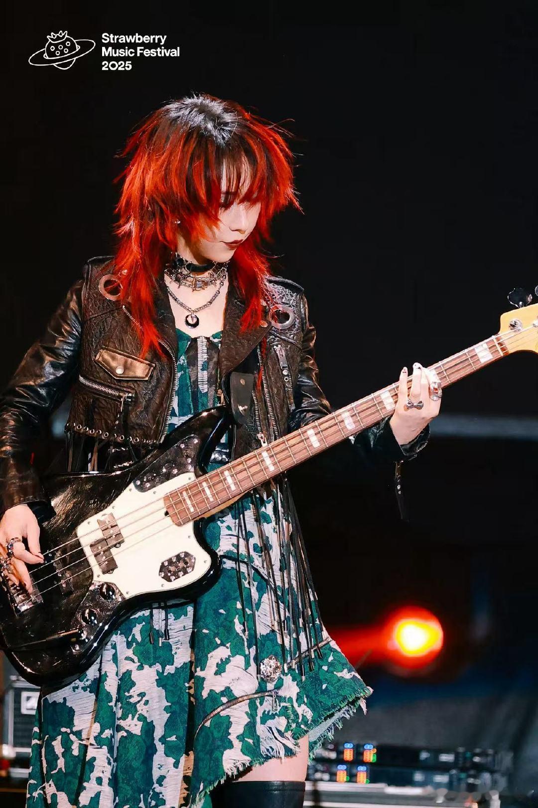 新裤子随地大小扭舞姿很曼妙 魔性前奏一响，DNA直接跟着扭！内娱摇滚放飞天花板，