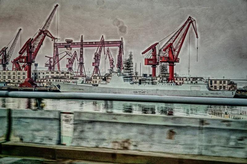 昨晚《新闻联播》画面里，“109”东莞舰和“110”安庆舰两艘“万吨大驱”闪亮登