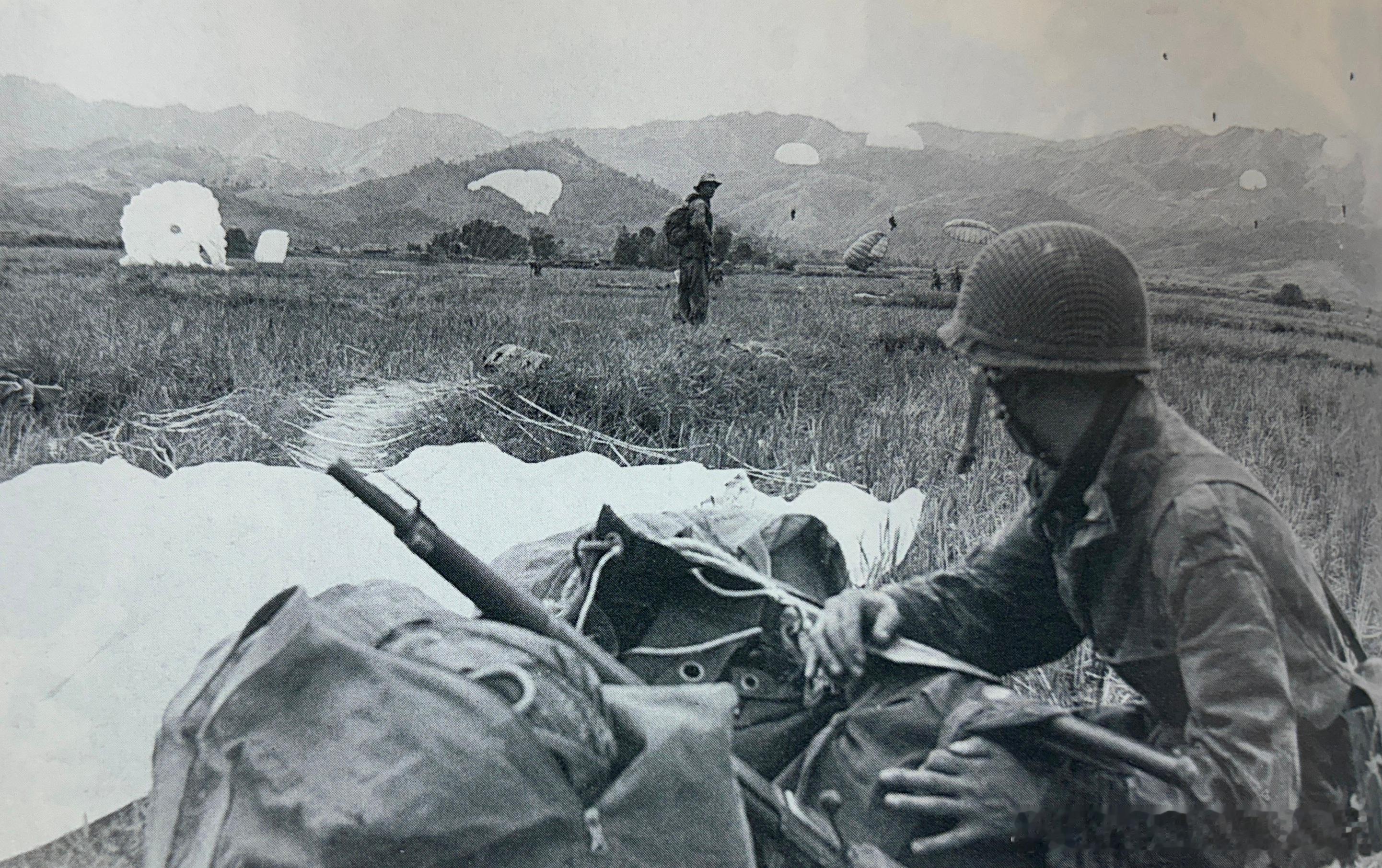 1953年11月20日Castor行动中，法军第1空降旅1名伞兵在Natacha
