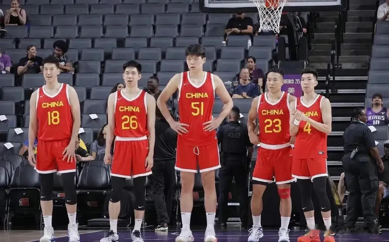 美国训练师点评中国男篮，说出3局肺腑之言：

1，他们很害怕投篮，没有接球投篮，