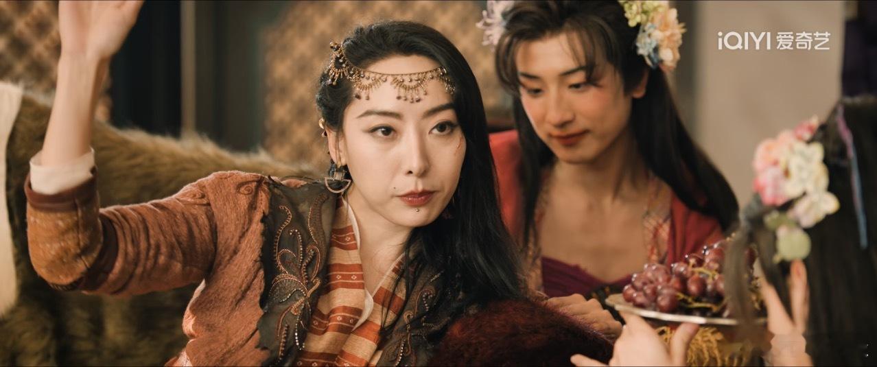 西西域剧情真的搞笑的不行[笑cry]，这个镜头一转，我直接笑喷了，还是栩栩会玩[