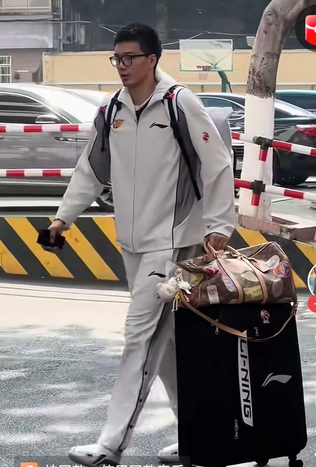 多么无奈，焦泊乔又回到了东莞广东宏远男篮的驻地，不知道这一次，他能否得到温柔对待