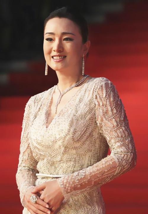 当年，开发商开出10万邀请巩俐参加剪彩，还送她一套大别墅，然而当巩俐高高兴兴地住