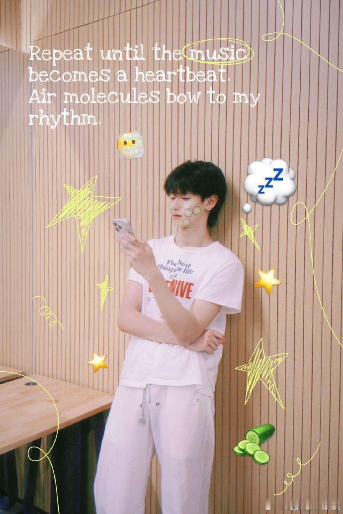 朱志鑫用黄瓜片敷脸 朱志鑫用黄瓜片敷脸，认真训练的同时也要好好护肤，保持一个好状