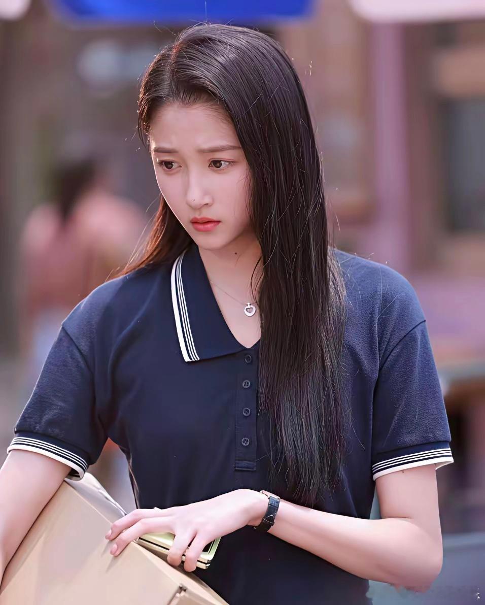 发现一个有意思的事，关晓彤今年才28岁，年纪轻轻，而且长着一张“小孩”脸，但是她