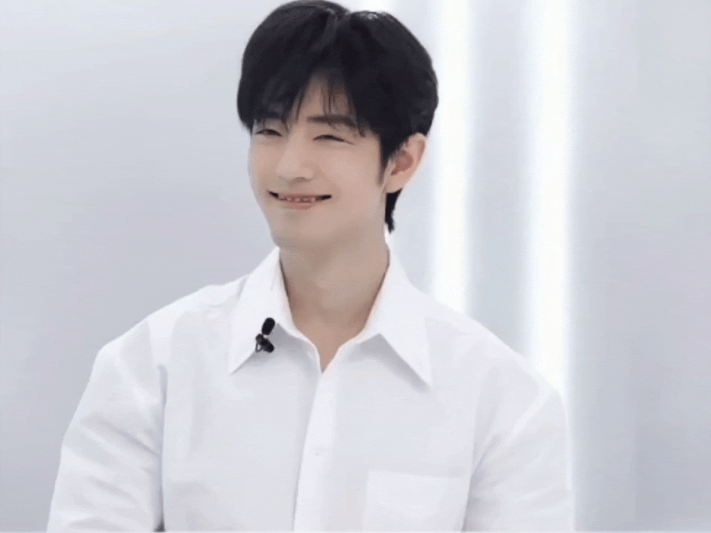 战啊你这个笑是要迷死谁肖战直播