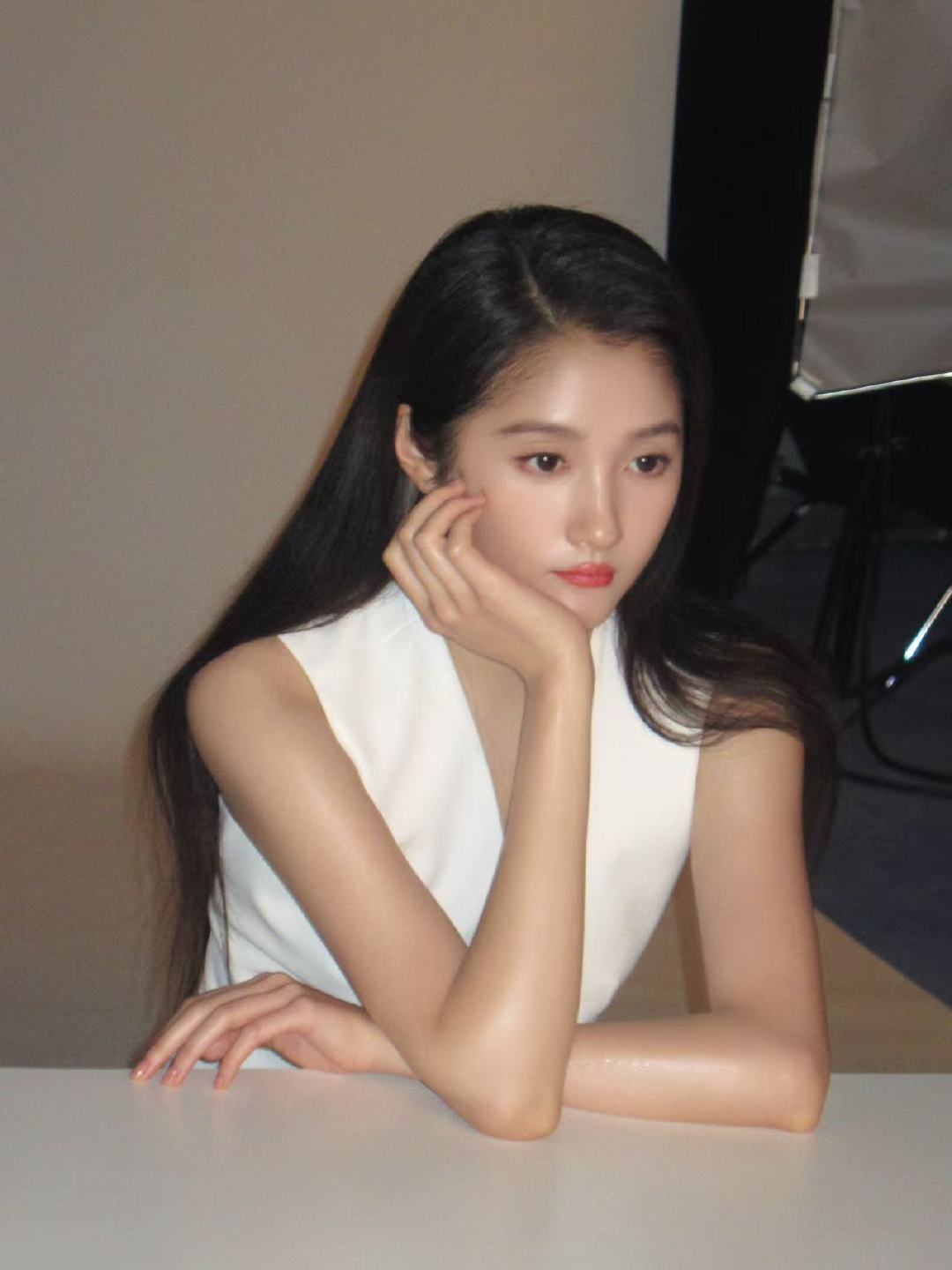 关晓彤轻盈灵动侧拍花絮关晓彤轻盈灵动侧拍花絮送达 关晓彤轻盈灵动侧拍花絮 