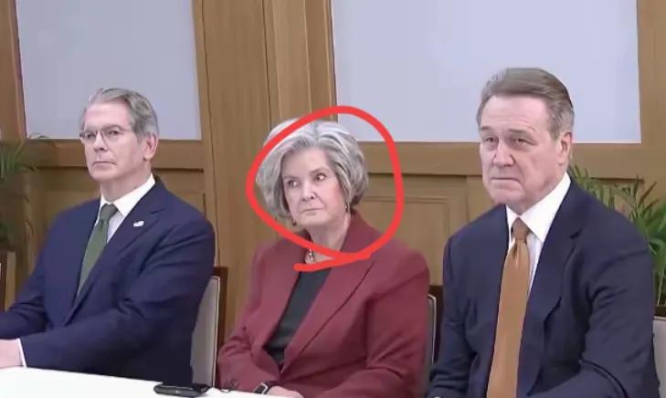 近日在韩国釜山的中美会晤上演了耐人寻味的一幕：美方代表团中不少人脸上写满“不高兴