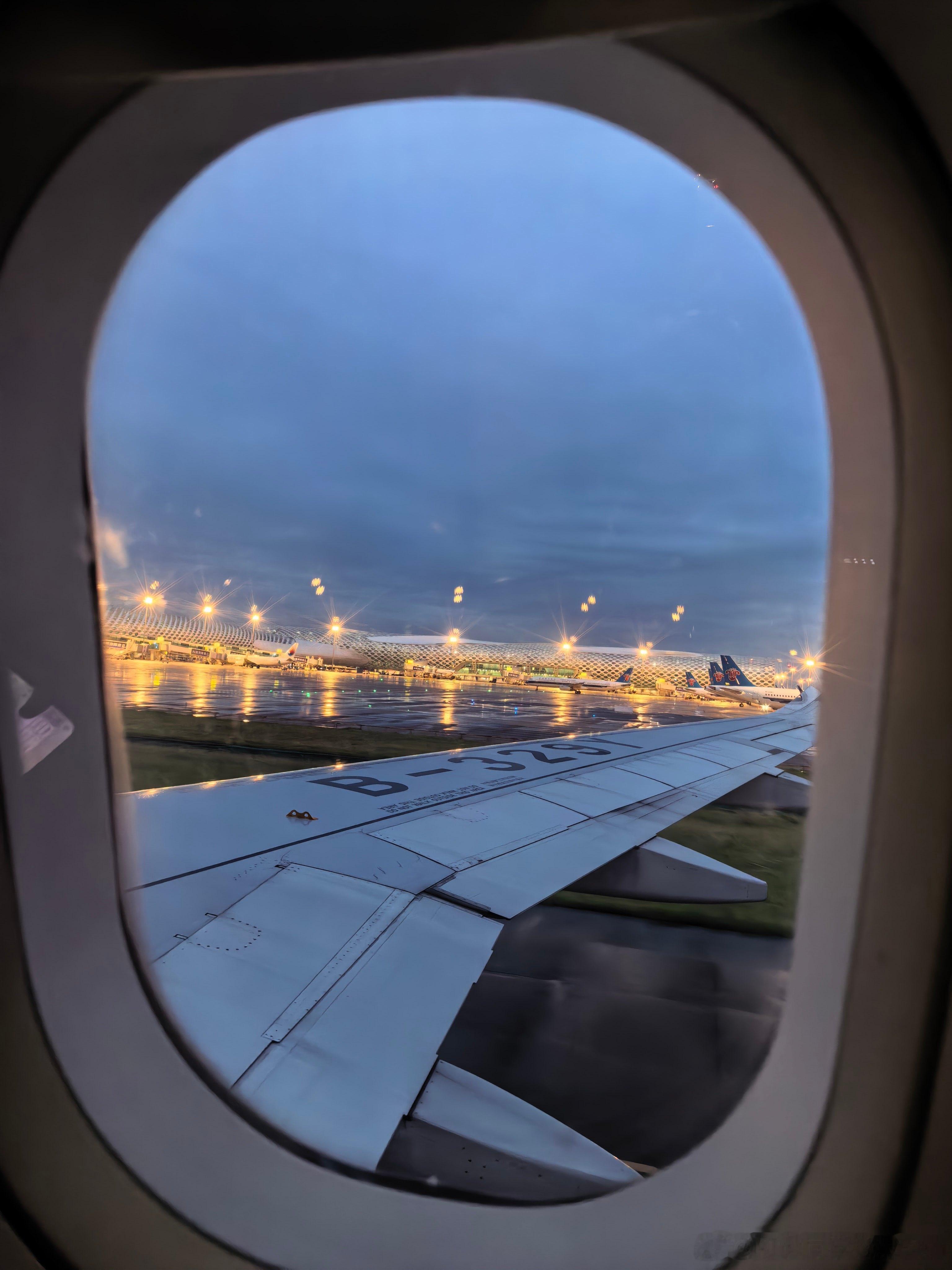 计划昨晚9:30起飞，接二连三的延误更改起飞时间。刚刚到深圳，天都亮了