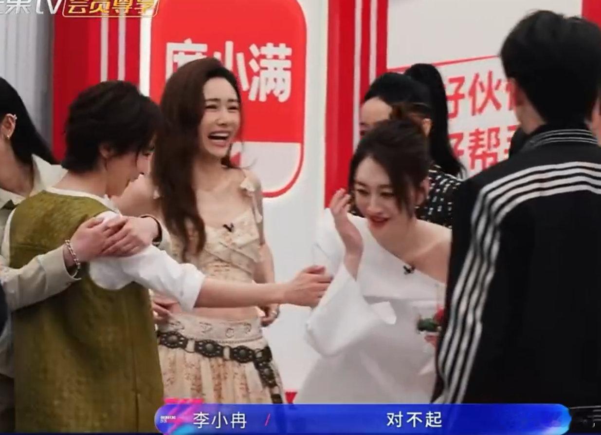 李小冉一边打招呼一边鞠躬道歉李小冉不怕得罪人 李小冉社交也太真实了，紧张到大脑空