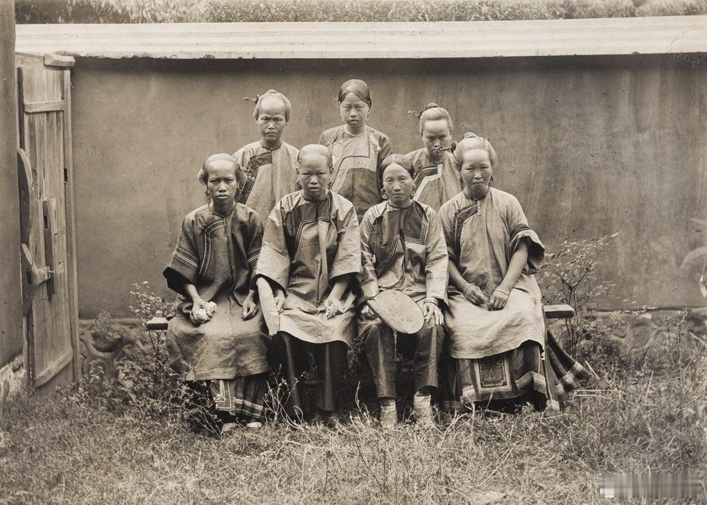 合影，1900年原图标注：医院里的患者 ​​​