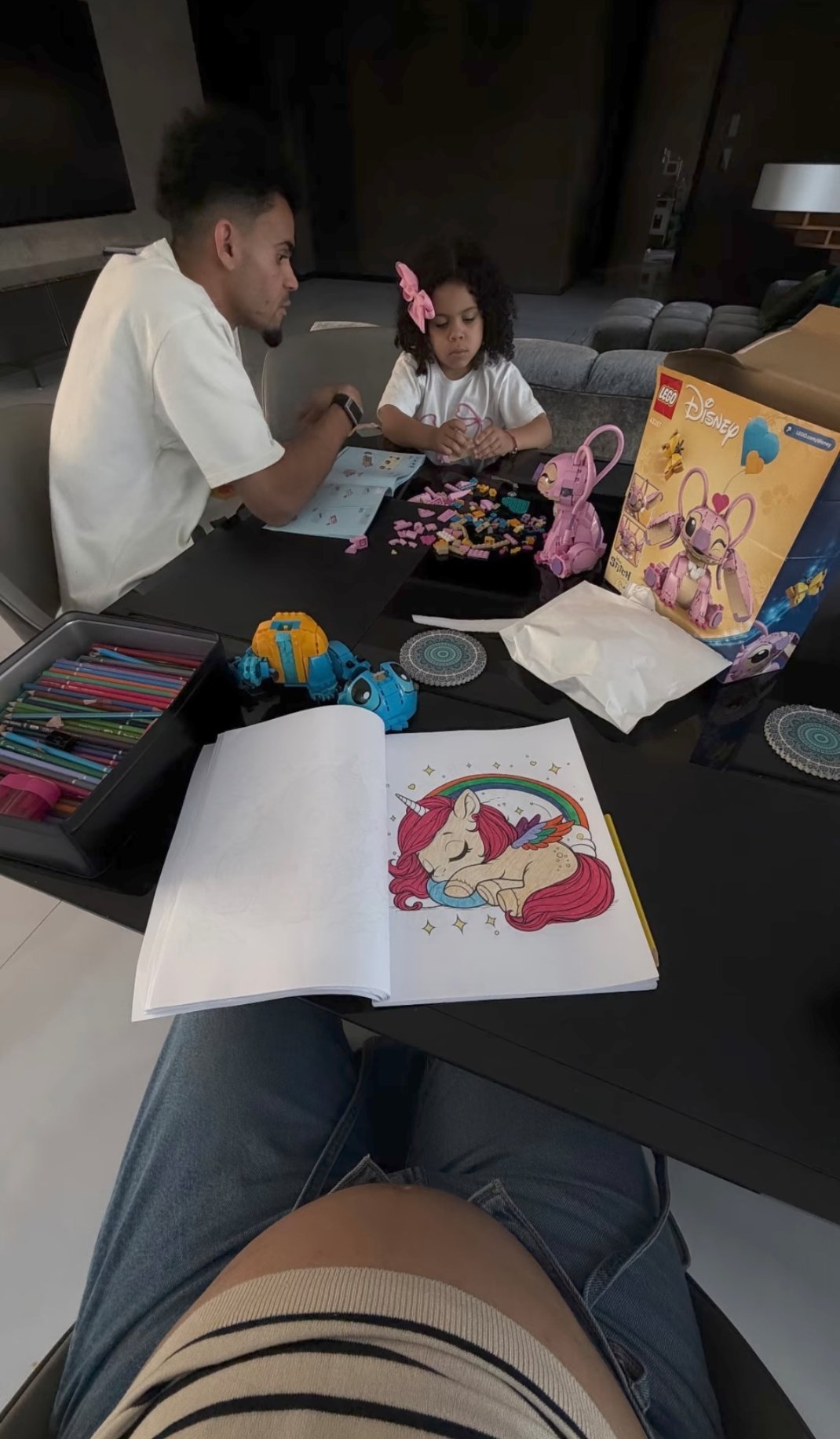 鸡哥说的带孩子是真的，因为迪亚斯也在家带女儿