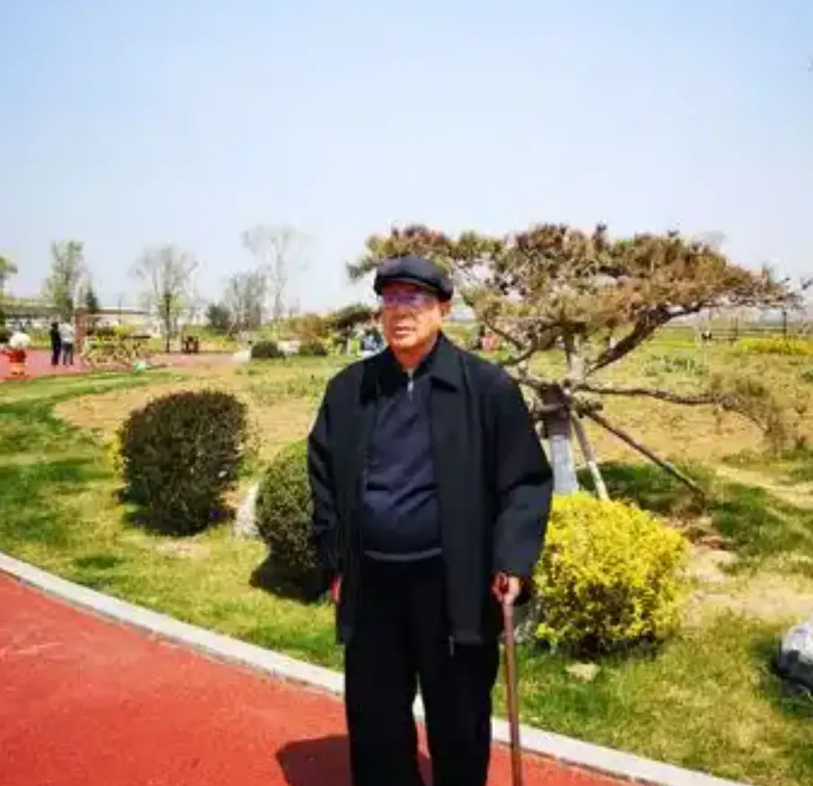 九二年，一退伍老兵回到连队，说送一船粮食给我们连喂猪，连长指导员直接拒...