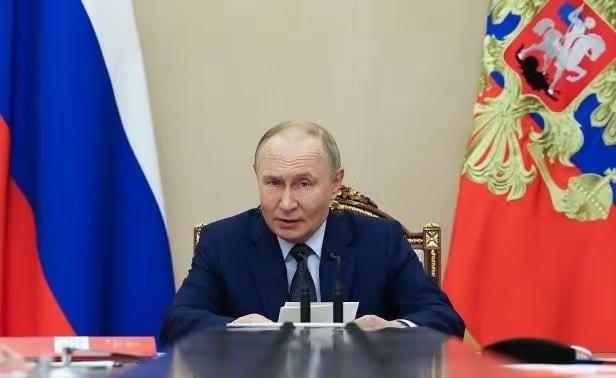 普京给了俄罗斯，三百年来最大的觉醒！中国的35万亿，力不可挡。有专家说，普京才是