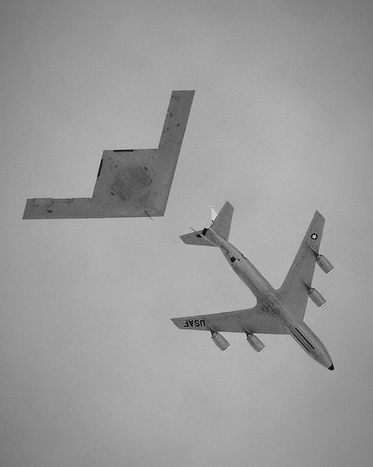 B21空中加油训练的照片
相信在不久将来，神州大地上空一定会出现类似场景。
拍摄