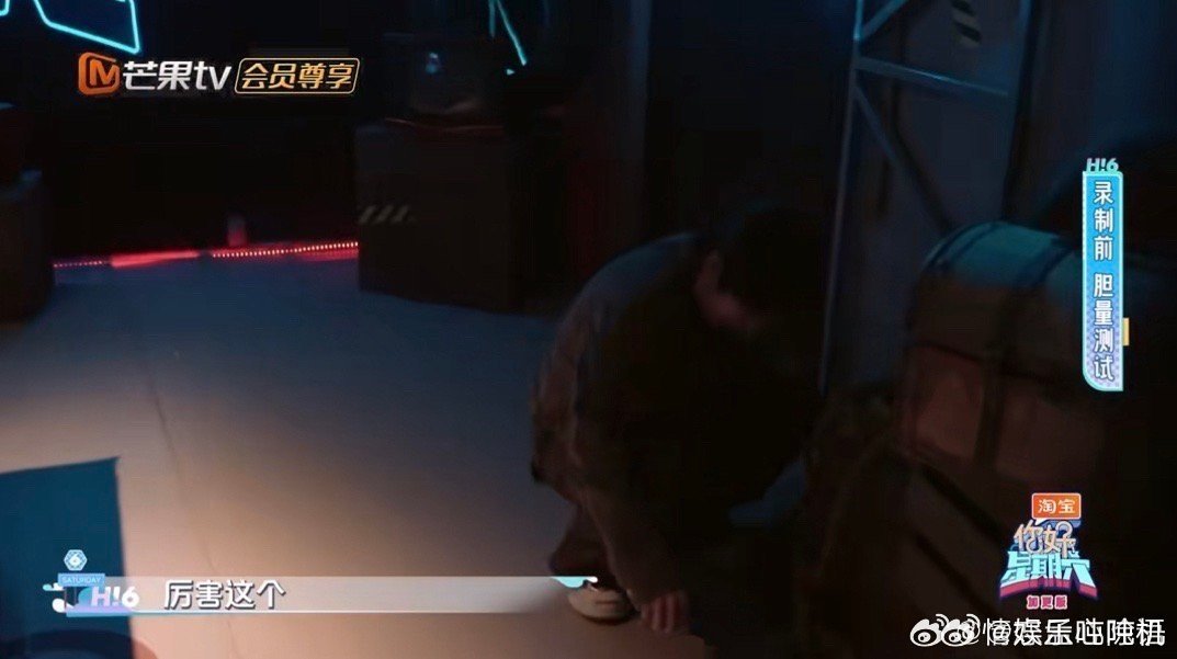 这还是我认识的彭昱畅吗 浅灰西装把彭昱畅的气质衬得特别好！简约而不简单，搭配金丝