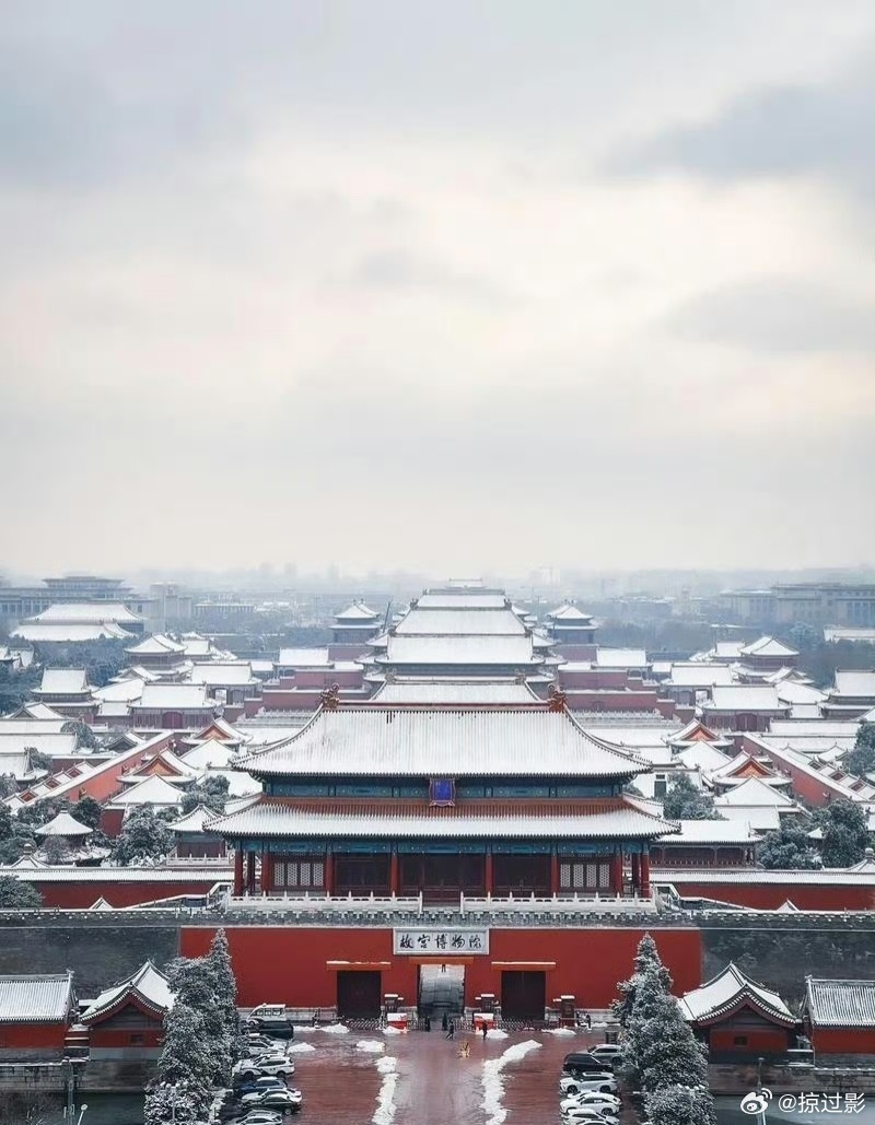 北京下雪瑞雪兆丰年大雪节气 烟台、威海的大雪刚飘完，北京的雪就接续而落。红墙、黛