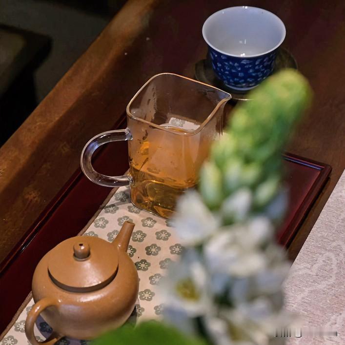 《问茶道·楚辞天问体》
铜壶沸兮，芽何以安？世人慕色兮，茶何以堪？初时不甘兮，真