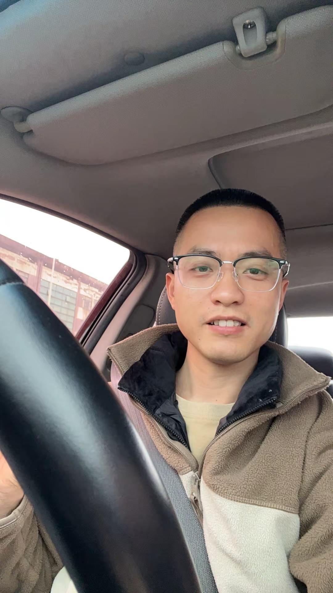 笑起来有点丑。天蝎座 中年大叔 寸头下雨天