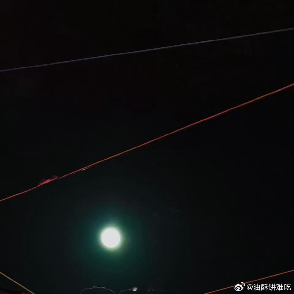 果然终焉之地连太阳和月亮都是模糊的，谁还分得清日夜记得住时间