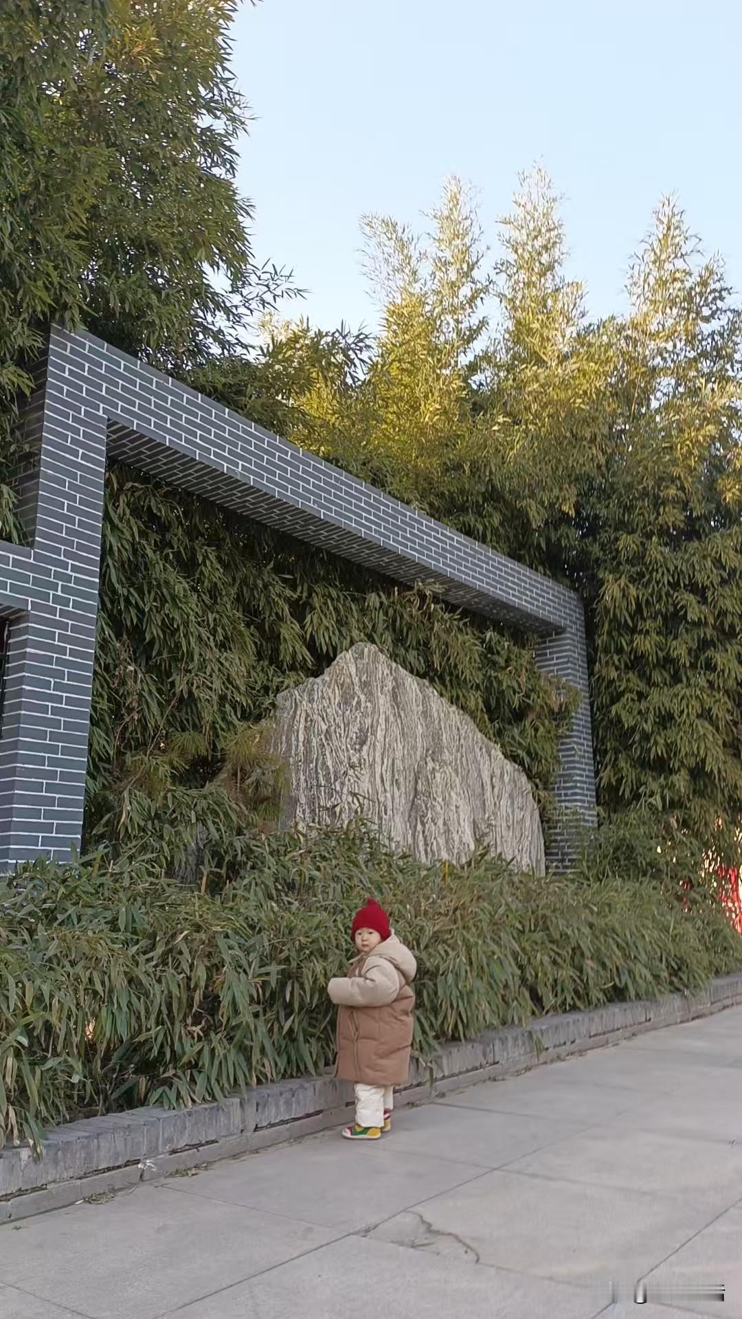 梁东方
婴儿是人在社会化之前的宝贵阶段，带着婴儿徜徉大自然，就是一种人生中再难重