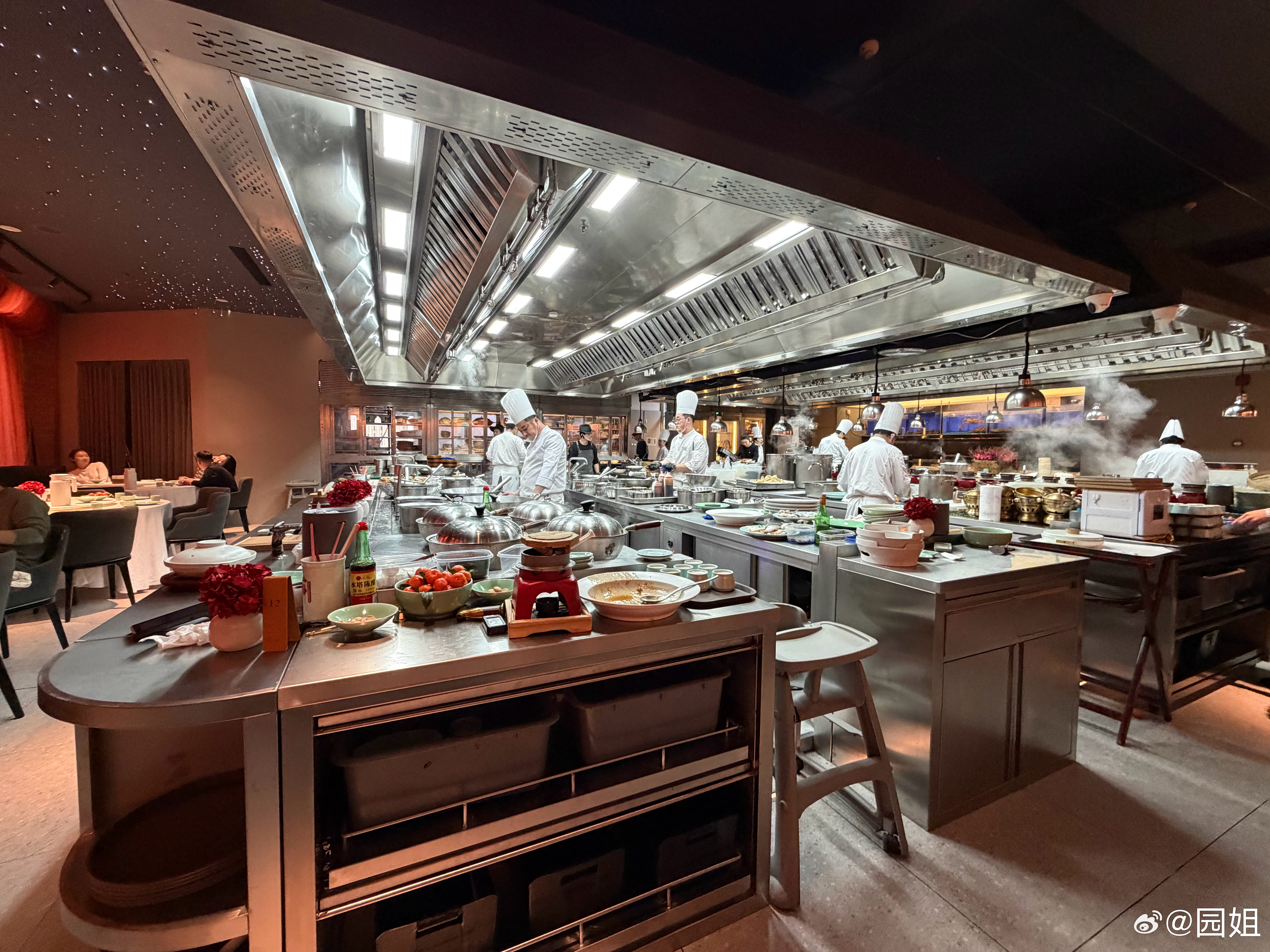 真明厨亮灶，厨房就在边上做菜，可以放心吃了，不过不影响饭吃不好吃