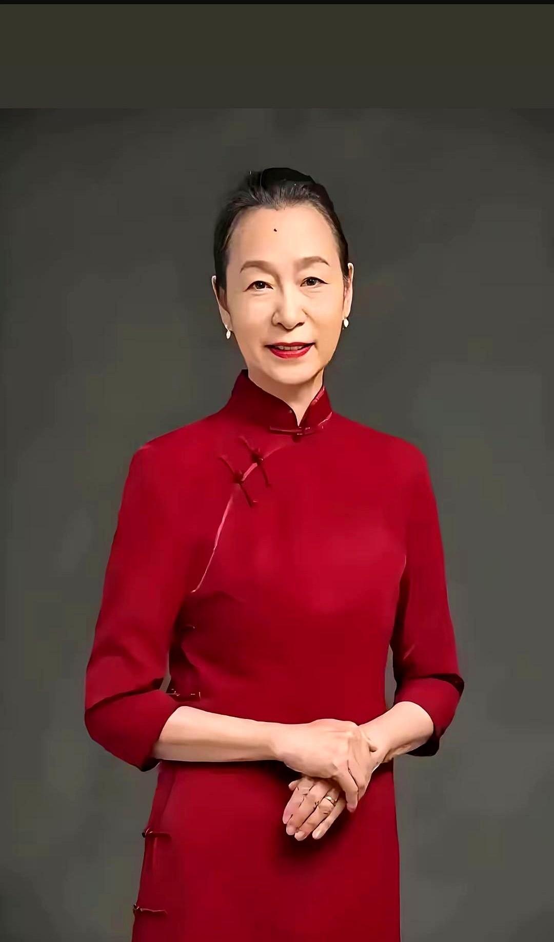 他去美国进修，整整两年没见老婆。等他回国，看到老婆正在坐月子，他没有发火，没有暴