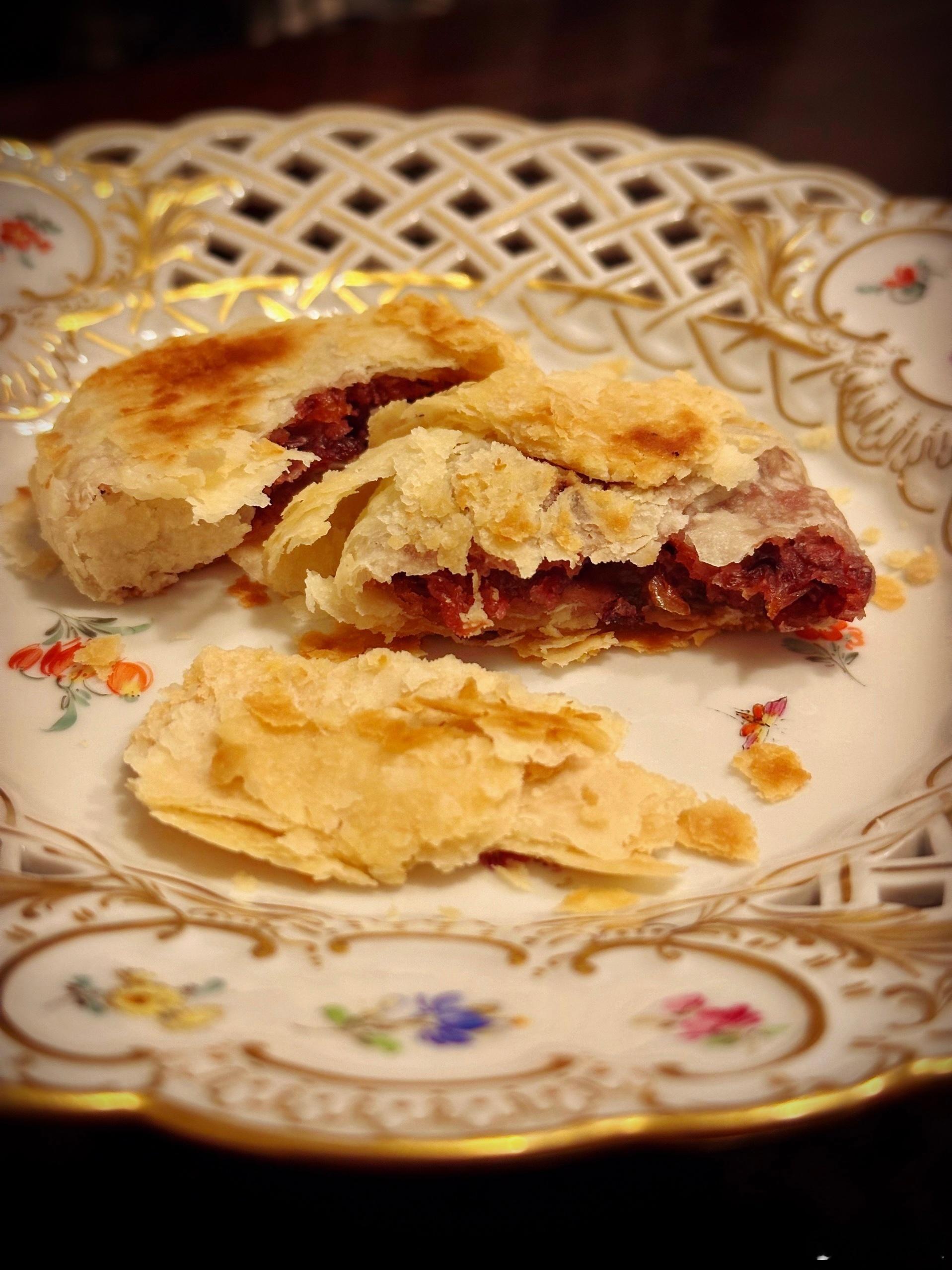 宵夜一枚最优秀鲜花饼。春花的香味裹在如酥如云的饼皮中。与此春夜相仿佛。购买请至?