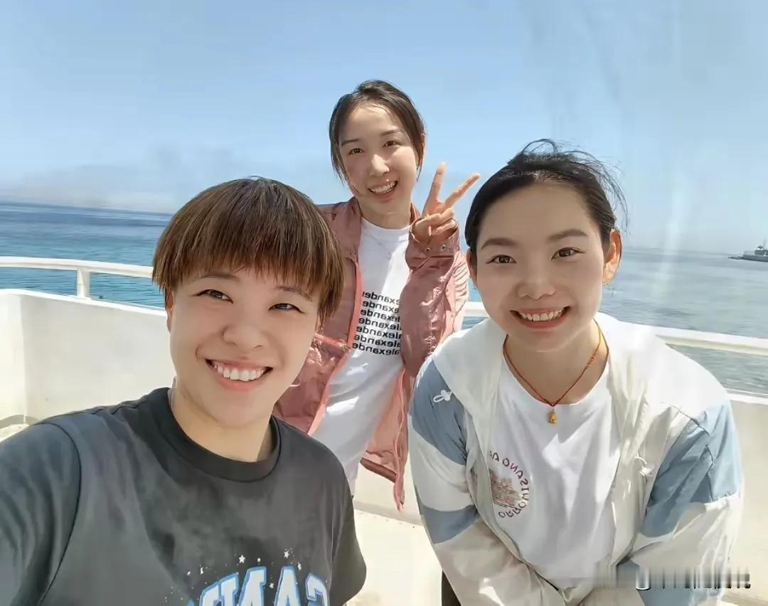 好家伙国乒icon这一个多月的休战期简直就是在过年呀，王艺迪icon何卓佳ico