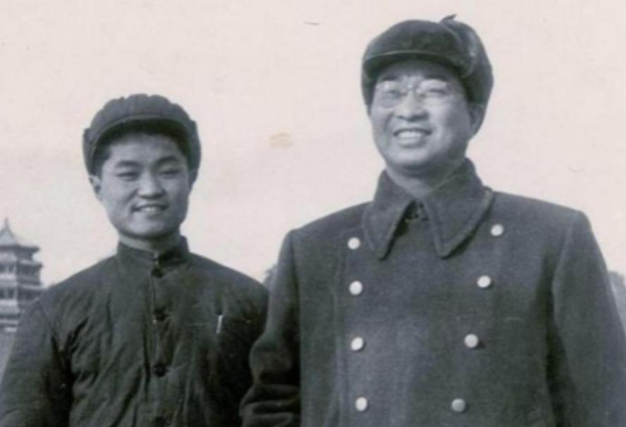 1958年，陈赓的儿媳妇钱如琴第一次登门。开门的是个穿便衣、戴瓜皮帽的小老头。钱