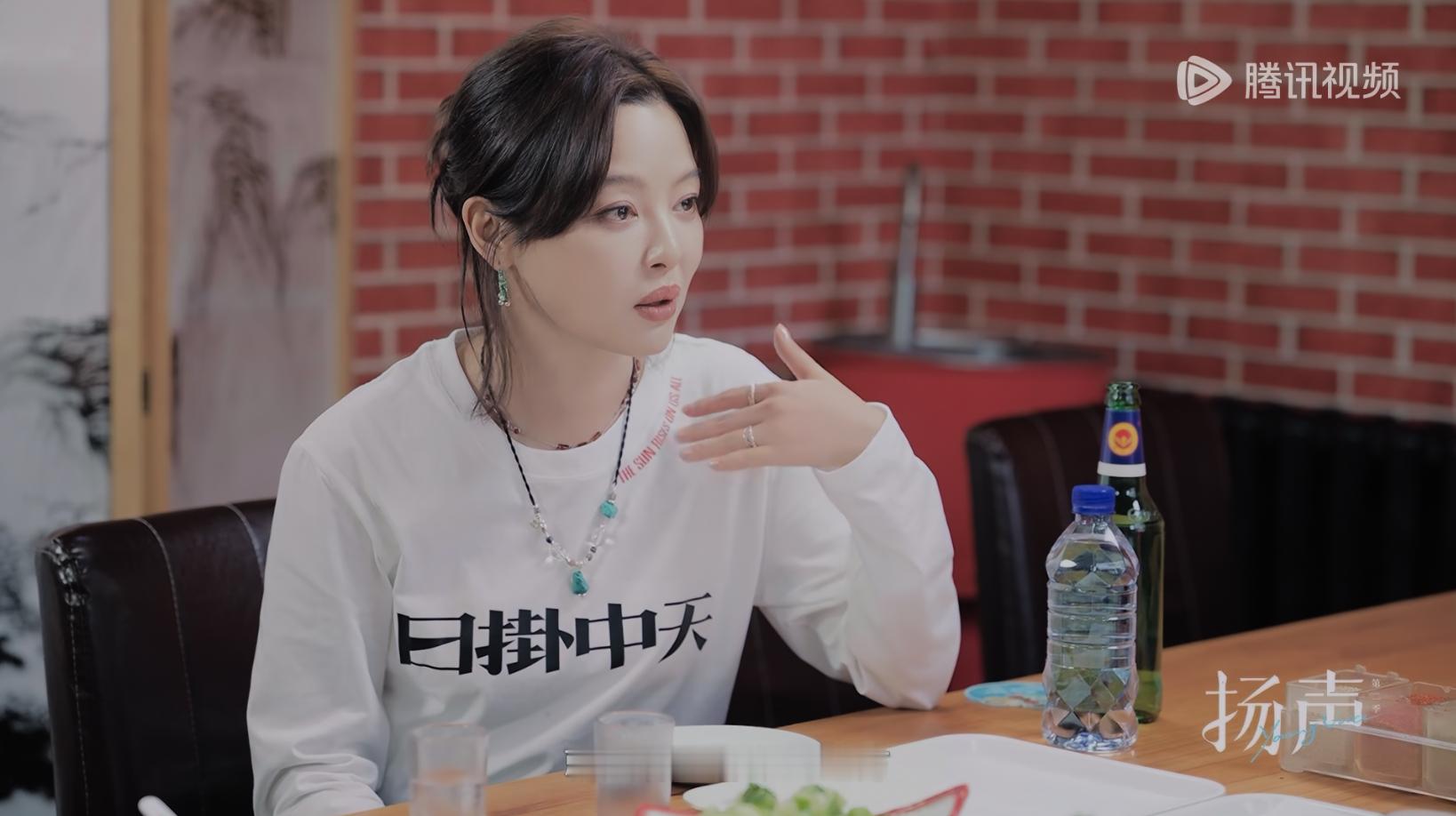 其实辛芷蕾这期访谈节目最让我共情的是她说以前演完话剧，必须要找一个有土有草的公园