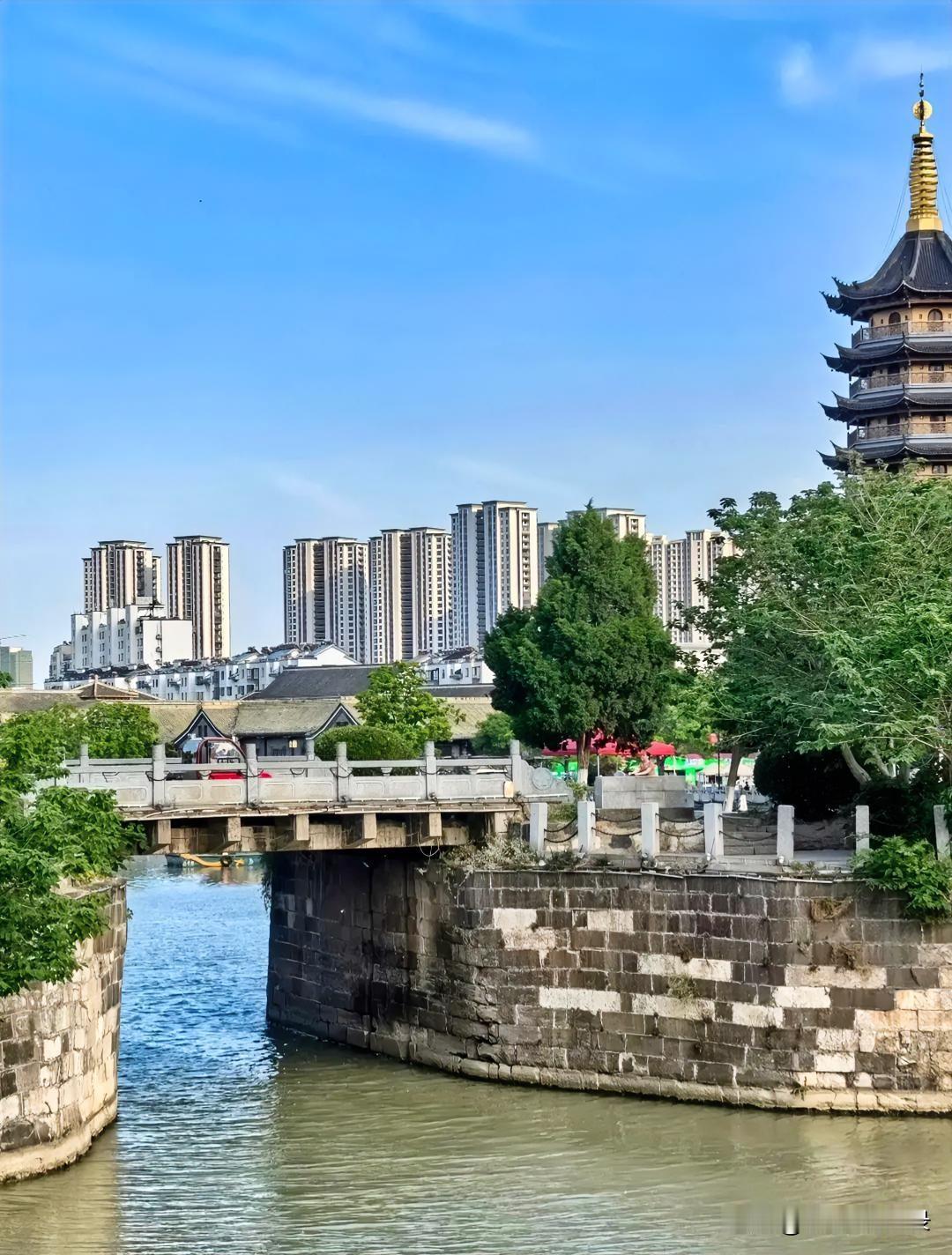 认真对待一餐一饭，是对生活最朴素的敬畏。粗茶淡饭也好，简餐小食也罢，用心品尝，温