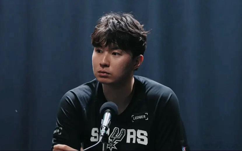 昨日NBA夏季联赛马刺69-98不敌勇士金队。赛后，李贤重接受了采访，谈到了年少