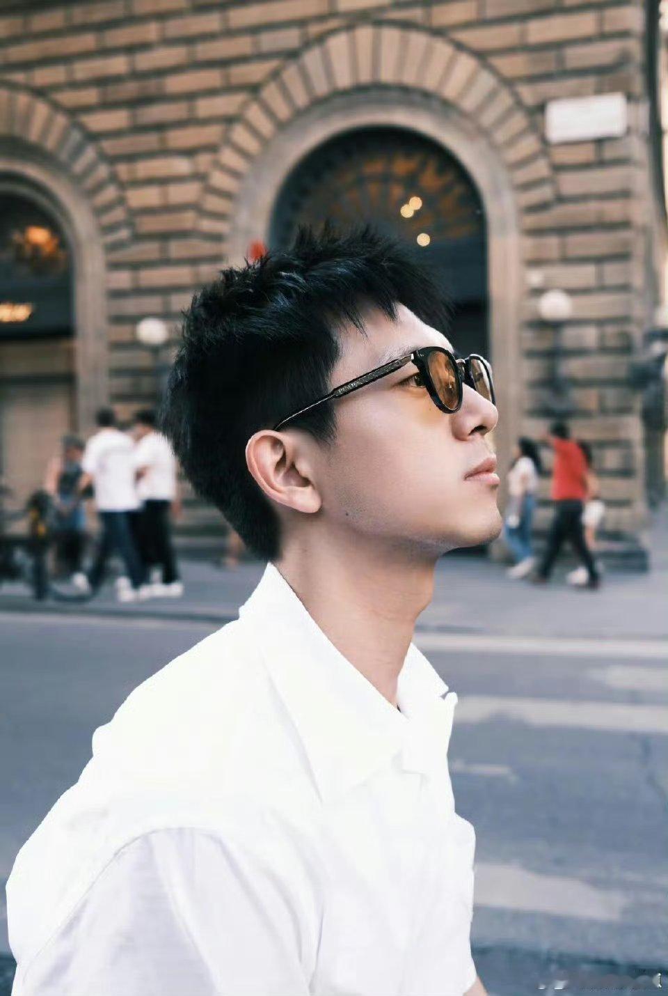 李现我的内娱男友 李现穿上西装和休闲装的时候是两种不同的风格， 希望李现可以多穿