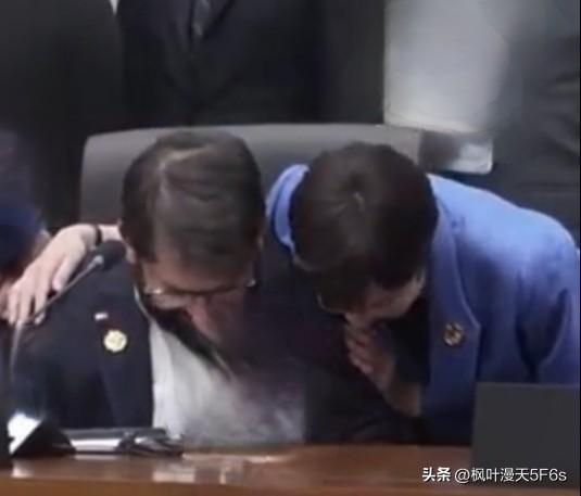 超越“美人计”：高市早苗的搂肩滑椅，是一场精心设计的外交突围

日本官方最近整了