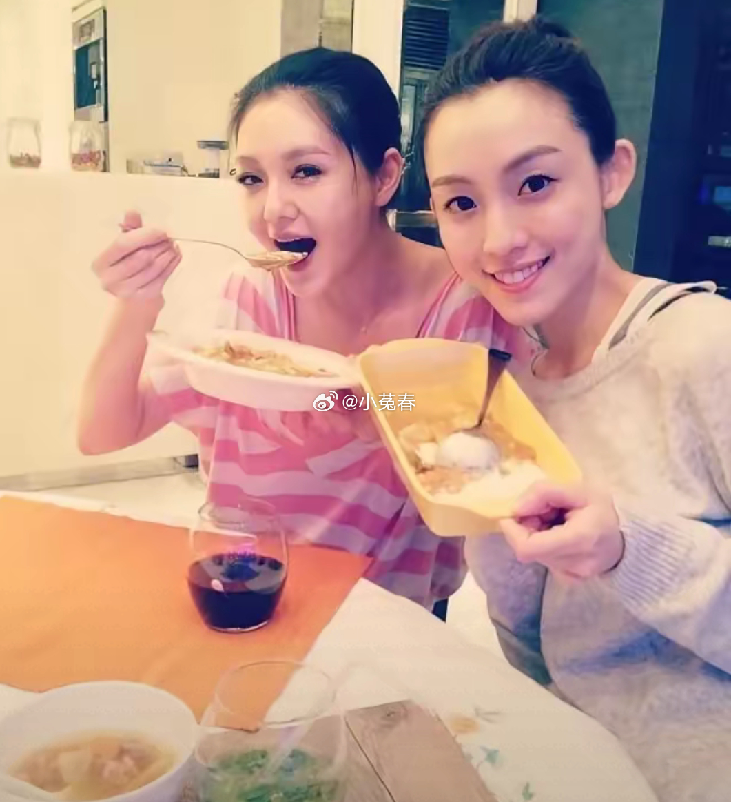 范玮琪成团后感谢天上的姐妹和家人曾经网上还传出范玮琪把流感间接导致大S的去世范玮
