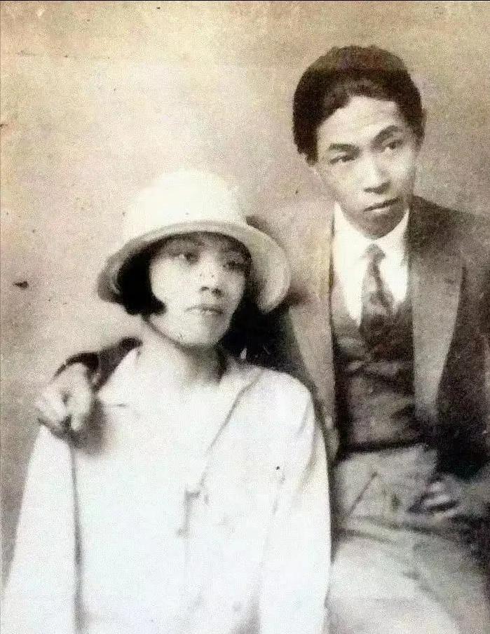 1928年，32岁的茅盾出轨23岁的女学生秦德君，不久秦德君便怀了孕，茅盾为难地