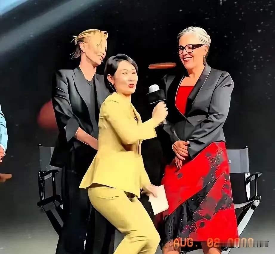 杜海涛人在家中坐，祸从天上来。他要恨死这个上海女主持人了。当年给韩国明星下跪的旧