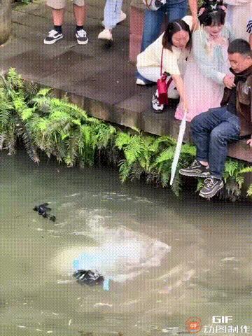 四川宜宾李庄古镇内，一名女生和朋友穿古装拍照时，不慎掉进了河里，同伴见状急得大叫