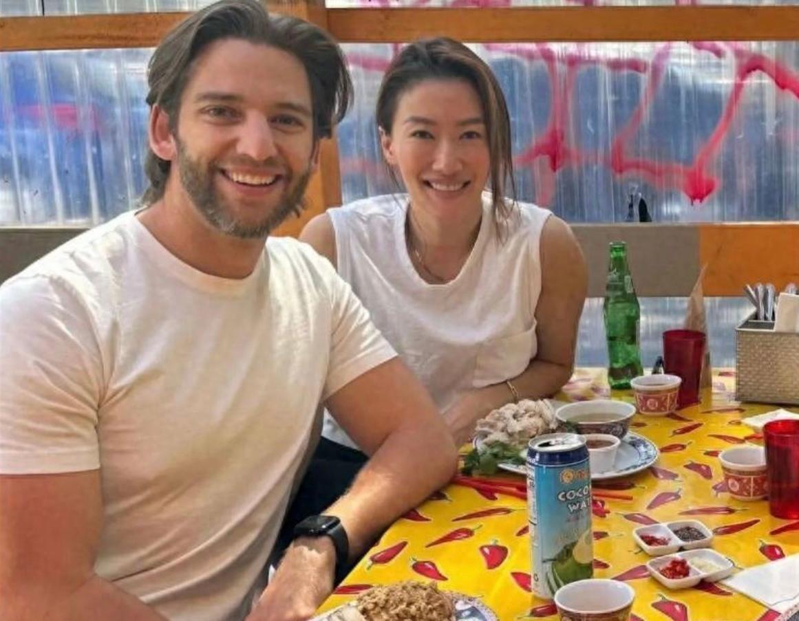 谢婷婷37岁未婚生下女儿，42岁与新男友再得一子后结婚，如今她与丈夫及两个孩子过