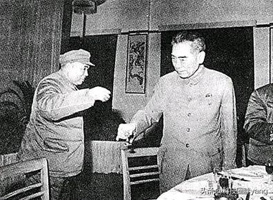享受建国后唯一土葬待遇的将军，生前却曾被周总理酒桌上“教育”！

有这样一个将军