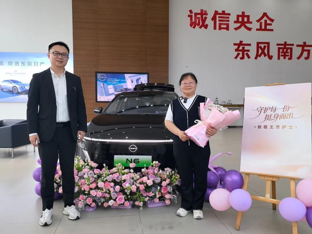 「顶车救人」女司机获日产赠车 当场宣布拍卖转为善款捐赠近日，江苏靖江街头「顶车救