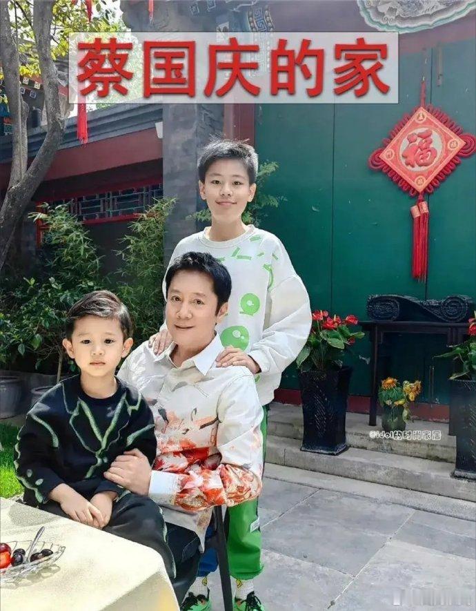 蔡国庆在北京的家！没想到外观看起来破破旧旧，却是价值不菲的四合院，室内还收藏了不