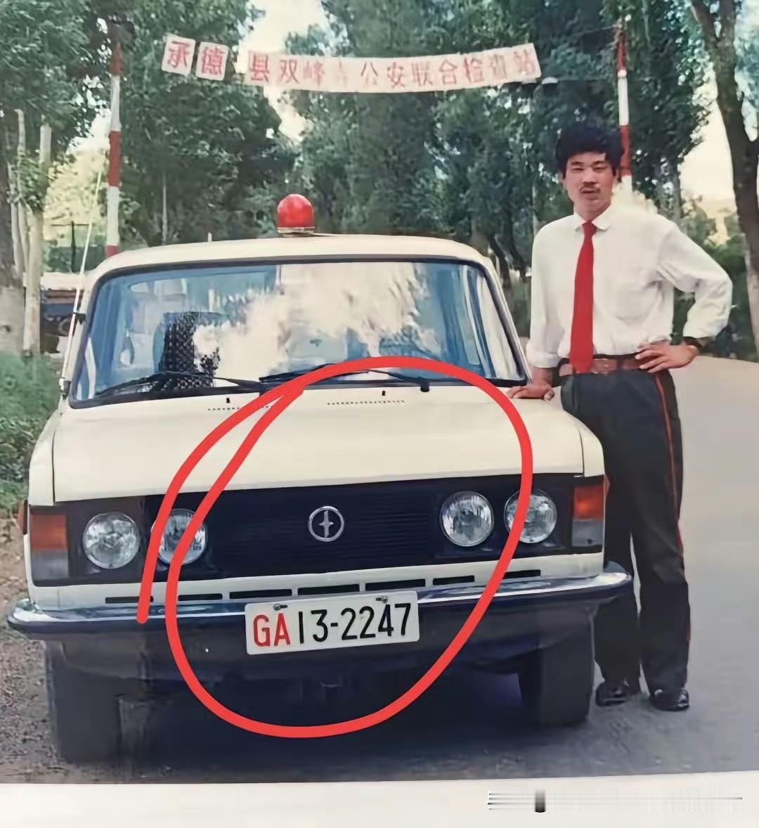 有没有对交通车型很懂的朋友？这是张1990年的真实照片，到现在正好36年，绝对是