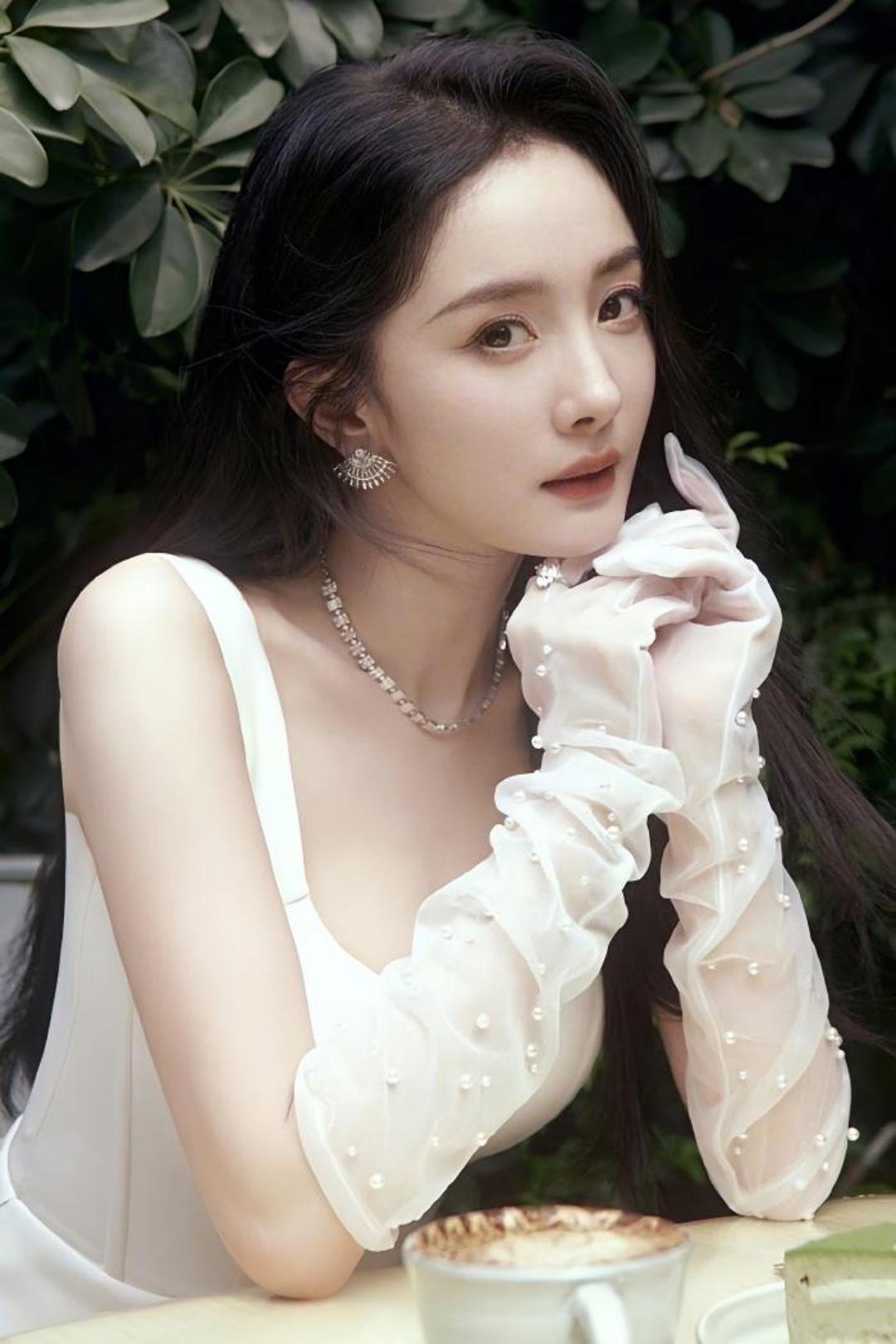 杨幂白纱礼裙配网纱手套，花园氛围感拉满