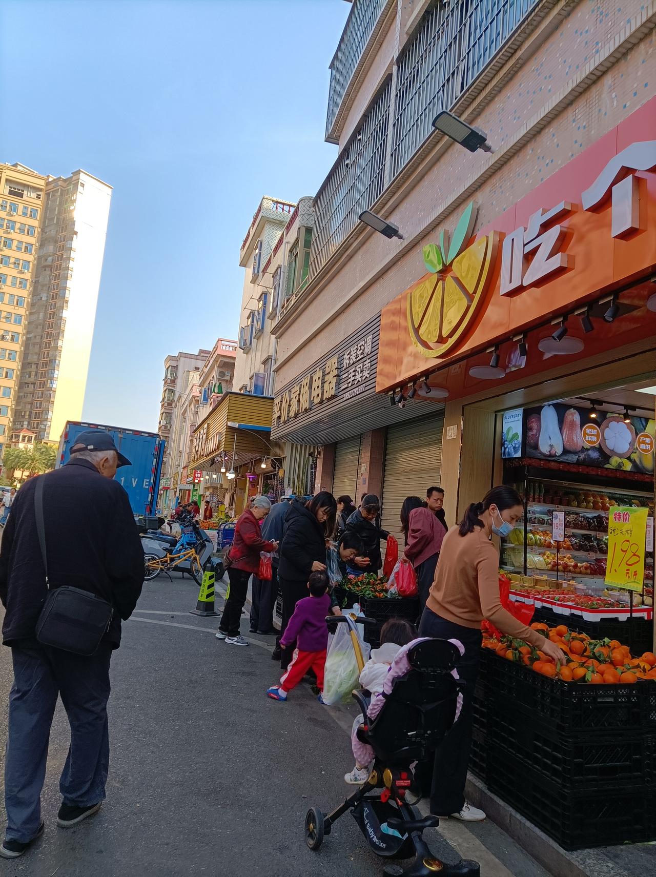 分享今日街头美景今日周六，双休日，街头上水果前人很多，都在挑水果，马路上行人明显